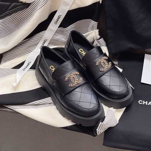 CHANEL最新款乐福鞋上线热卖！ 小香今秋最具人气的乐福鞋现货供应！ 咱家一比一原版开发，各种细节都是遵照原版定制打造，选材精细！ 面料：进口牛皮 内里：羊皮