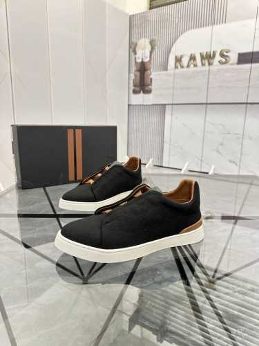 商品商标：杰尼* 杰尼亚* 低帮休闲鞋 一脚蹬 正码码数: 38-45 商品材料：鞋面进口羊毛绒，牛皮内里，牛皮垫脚，原版大底。