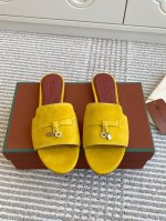 平底 粗跟 代购级 Loro piana Summer Charms Ser LP女士凉鞋拖鞋产品详情：这款绒面羊皮革凉鞋搭配饰有Loro Piana My C