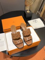 冲量价: 2024早春 Hermes 爱马仕猪鼻子粗跟拖鞋，经典款质感级超好！经典猪鼻子设计，让人一眼就喜欢上了，清爽且稳重的感觉，鞋面采用进口细腻Nappa皮