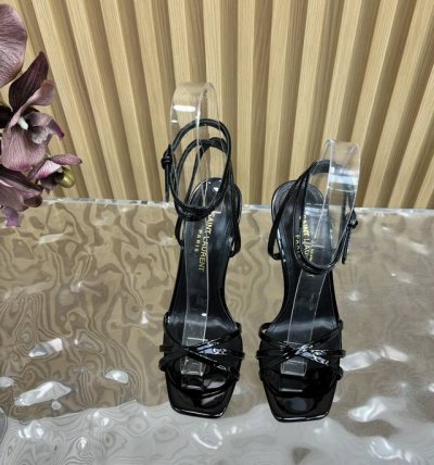 saint Laurent 圣罗兰2025早春新增凉鞋款Ysl字母 Logo 鞋跟搭配方形鞋头，纤细的脚踝绑带将能够拉长脚部线条。材料采用进口鞋面牛漆皮内里羊皮
