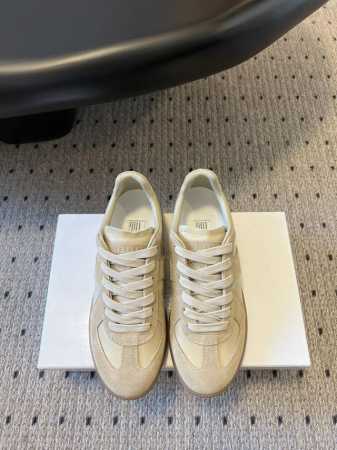 顶级品质 Maison Margiel* Mm6马吉拉经典德训鞋 马吉拉最最舒服的德训鞋子了！复古感满满！随便穿搭就可以很高级！ 鞋子很轻便！穿起来上脚超级舒服 - 点击图像关闭