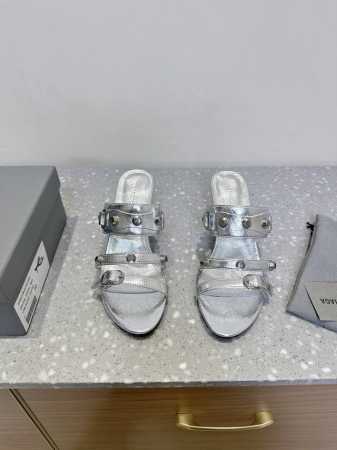 balenciaga 巴黎世家 25Ss春夏新款 铆钉 三带 高跟 凉鞋 巴黎世家非常经典的铆钉设计，小猫跟非常性感，搭配铆钉的狂野自我！ 不羁风格满满，内里鞋 - 点击图像关闭