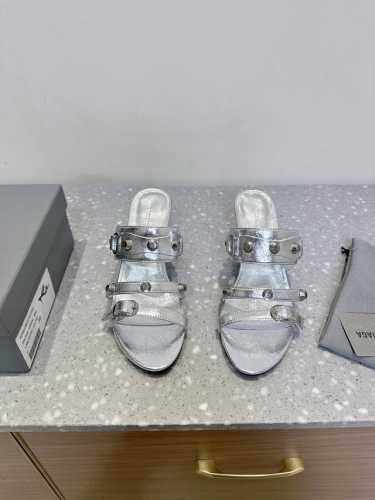 balenciaga 巴黎世家 25Ss春夏新款 铆钉 三带 高跟 凉鞋 巴黎世家非常经典的铆钉设计，小猫跟非常性感，搭配铆钉的狂野自我！ 不羁风格满满，内里鞋