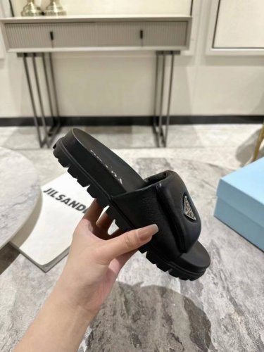 出厂价Pp： 新款， 面皮:超软全粒面绵羊皮， 里皮:进口羊皮里， 原版1:1开发三角扣，中大底为原版 码数：35-40码