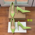 Gianvit* Ross* 经典单鞋。这款鞋一看都觉得女人味十足。喜欢细高跟的宝贝们有福利了。完美驾驭永不过时的款。 材质：1进口羊猄2漆皮3羊皮。羊皮内里及