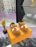 工厂价： 定制羊毛 LV家最新走秀款毛拖，火爆推出很时尚的一款设计独具一格，局部品牌Logo点缀，低调又凸显品牌魅力，此款适合很多人群，上脚舒适、显瘦，在色彩搭