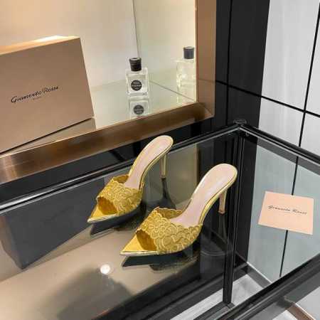 gianvito rossi 2024 经典款尖头电绣高跟鞋，它的出现就像夜空中最璀璨的星辰。经典的款式，永恒的魅力，电绣的图案更是为其增添了梦幻的色彩。每一步 - 点击图像关闭
