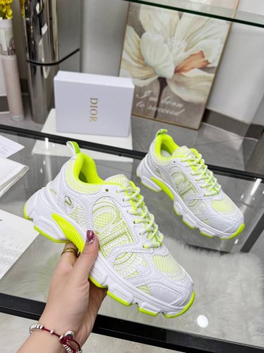 Dior迪奥 女款码数 女35-41 女40.41 这款 Dior Chrono 运动鞋是二零二四秋季新品 以 Dior 的高订风格重新演绎跑步鞋 白色网眼织物