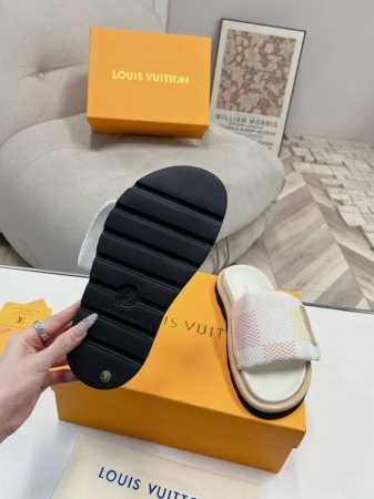 lv驴牌L家 爆款 浮雕Logo 压花 凉拖鞋 本款 Pool Pillow Comfort 平底凉拖取材科技织物，以高频压印技术重绎 Monogram 图案。 - 点击图像关闭