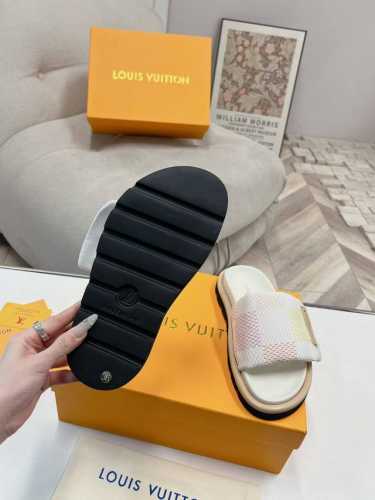 lv驴牌L家 爆款 浮雕Logo 压花 凉拖鞋 本款 Pool Pillow Comfort 平底凉拖取材科技织物，以高频压印技术重绎 Monogram 图案。
