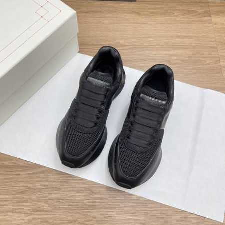 情侣款ALEXANDER MCQUEEN 亚历山大.麦昆情侣款，2024新款Sprint运动跑步老爹鞋 采用了白色进口环保皮革拼接和印花凹凸字体工艺的鞋面与轮廓 - 点击图像关闭