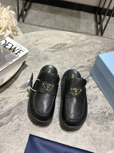 普拉达25Ss春夏新款Prad*三角标包头半拖穆勒鞋 这款穆勒鞋选用柔软的皮革打造，搭配皮革衬里，呈现现代百搭廓形。鞋面点缀涂珐琅三角形金属徽标，而橡胶纹路鞋底