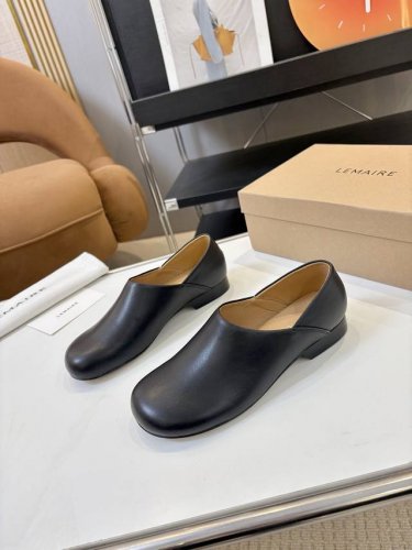 price: 品 牌： Lemaire 2025春夏新款僧侣鞋法式慵懒，简约而不失格调绑带设计，是随性与精致的融合，太美貌了 鞋面：牛皮 内里：羊皮内里 大底：