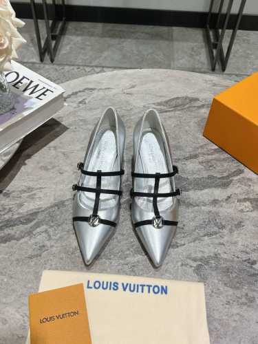LV 驴牌春夏玛丽珍时装小猫跟尖头鞋 春夏秀场出镜率最高的一款单品 超多名模上脚 简约大方非常百搭 鞋面采用原版牛皮； 全皮包裸纯手工缝纫鞋面，LV彩色老花标识