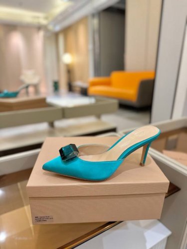 价格P： Gianvito Rossi 2025新款拖鞋 原版开发 顶级版本 代购品质 一双超美的大宝石搭配真丝尖头高跟拖鞋。大宝石在鞋面上闪耀，仿佛把银河踩在
