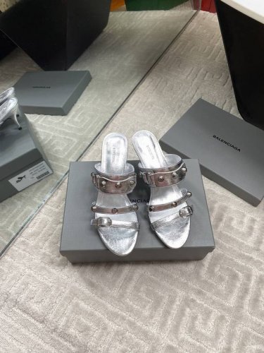 出厂 Balenciaga 巴黎世家 25 bs2025春夏新品 经典小猫跟金属鉚钉拖鞋 bs超火爆 众明星网红潮人大秀款 松驰感满满 秀气高级又可爱 小牛皮配
