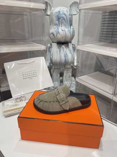 H家 爱马仕 P: 码数：男39-44 45 46定做 女35-40 41 42定做 HERMES爱马仕最新kelly扣情侣款勃肯拖鞋 经典的家族语言设计！怎么