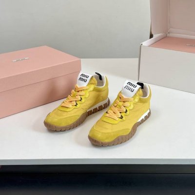 厂价 高版本！Miu Miu 缪缪Tyre系带休闲运动鞋、老爹鞋，配色选项包括芥末黄、灰色、奶油色和橄榄绿。自带十足踩踏感的 Tyre 隶属于 Miu Miu