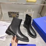CLINE SHINE 切尔西靴以优雅的风格，演绎了经典sw切尔西靴。休闲的廓形设计搭配上奢华的水晶缀饰 这一组合既迷人又随性。再加上弹力侧角板设计和舒适的平底