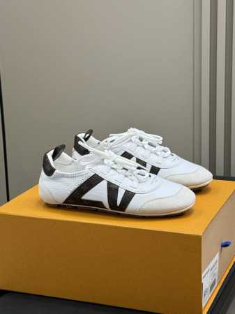 lv Ss25 New Arrival 从足尖来到街头 在 Balletcore 演变的关键节点 Lv用名为 Lv Sneakerina 的鞋款 给出了柔软之外 - 点击图像关闭