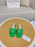 顶级版-真皮底Valentino 25最新经典百搭V扣小矮跟后空拖鞋 出厂 ────── 面料：顶级小牛皮 ────── 内里：全粒面混种羊皮 ────── 大