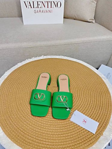 顶级版-真皮底Valentino 25最新经典百搭V扣小矮跟后空拖鞋 出厂 ────── 面料：顶级小牛皮 ────── 内里：全粒面混种羊皮 ────── 大