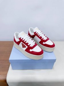 PRAD* P家25ss春季休闲鞋系列 厚底牛皮休闲鞋 原版1:1定制，今年最潮的三角标一脚蹬英伦风复古情侣小白鞋，众多网红上脚，这款鞋，牛皮拼色，注塑三角字母
