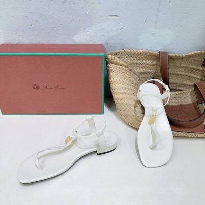 高品质出厂 ！顶级品质Loro piana25春夏Lp顶级版本五金吊坠简易夹脚平底拖鞋凉鞋！ 原来这就是传说走两万步都不会累脚的夹脚凉鞋把颜值和脚感都拿捏住了，