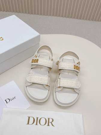 高端电绣款 Dior 最新款凉鞋 这款混种羊皮 Dioract 凉鞋款式时尚。搭配贴合脚型的内底，采用格外轻盈、舒适的皮革制作。鞋面饰带采用魔术贴开合，搭配金色 - 点击图像关闭
