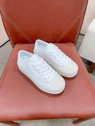prad* 普拉达24Ss秋冬厚底球鞋 帆布鞋 科技帆布最新黑科技 相隔几年prada又给我们带来好看的饼干鞋了 时髦精绝对不能错过的必入款，没有任何繁杂装饰，