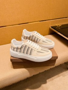 工厂P批 迪奥 男鞋高端品牌 官网1：1最新力作：鞋面采用意大利进口头层牛皮搭配 舒适透气内里原版防滑耐磨大底制作，让行走更加便捷舒适！独家新款，惊世之作，与官