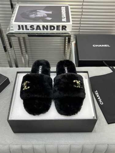 CHANEL 秋冬新品香奈儿毛拖 独家开模出货 进口羊羔毛. 内里：进口保暖羊羔毛，脚感舒适，超级亲肤。 大底：原版开模大底 码数35-39 34 40 41定