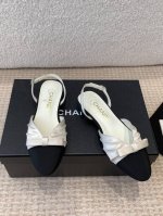 Chanel 小香 25ss早春新品 缎面蝴蝶结凉鞋系列法式风情 真是美到心尖尖上啦！ 优雅又浪漫的仙女应该就是这样吧极简的配色加上绸缎蝴蝶结深入人心 无论搭配