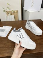 工厂p价 女装女鞋 运动原单这款 Dior Star厚底运动鞋来自Dior Vibe限定系列，经久不衰的设计别具一格。采用白色网眼织物精心制作，侧面饰以黑色 C