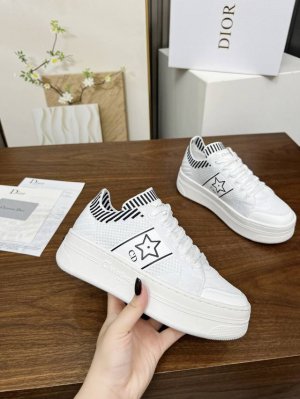 工厂p价 女装女鞋 运动原单这款 Dior Star厚底运动鞋来自Dior Vibe限定系列，经久不衰的设计别具一格。采用白色网眼织物精心制作，侧面饰以黑色 C