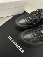 Jil Sander 厚底设计 运动鞋 独特厚底造型设计 雾蓝色牛皮 一脚蹬无拉链 家族品牌设计元素 面料选用优质头层牛皮 内里水染牛皮内里 跟型层次感设计 个