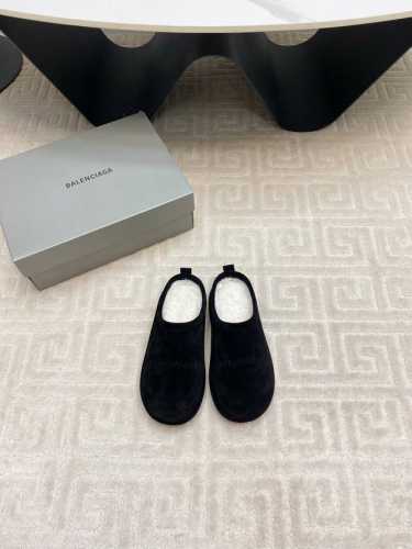 出厂 BALENCIAGA 24ss 秋冬季新款 巴黎世家 包头拖 勃肯拖 脚感也很舒服，原版进口麂皮 随便简便穿搭 穿祙子简直不要太好看了 鞋面进口麂皮 羊毛