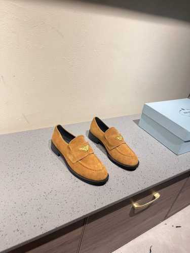 PRADA 2024普拉达秋季最新款经典型定形底粗跟圆头乐福鞋 新款楦型线条升级修改，官方最新线条，大底是新版成型大底更加柔软轻便，款式延续了普拉达一贯的一脚蹬