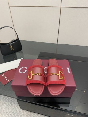 顶级版本 gucci 古驰经典老花马衔扣拖鞋 夏天最值得入手的单品 自带高级气场的凉鞋 搭配裙装裤装率性洒脱 日常度假都是必不可少 鞋面采用原版定制材质 内里垫