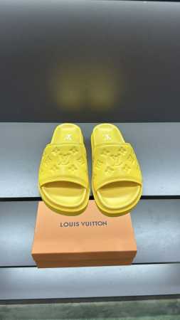 调工厂P价 男装男鞋 运动原单 Size:38-45 顶级代购 Lv男士夏季拖鞋， 经典老花搭配柔软真皮革内里，别致的色彩拼接效果，个性鲜明，时尚潮流穿搭必备款 - 点击图像关闭