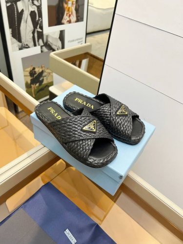 70Sprada 拉菲草手工编织交叉凉拖 复古时髦前卫的搭配 让整双鞋轻便舒适鲜艳色彩满足不同风格时髦人士的多种选择标志性金属三角标搭配古沙滩凉鞋造型每一个元素