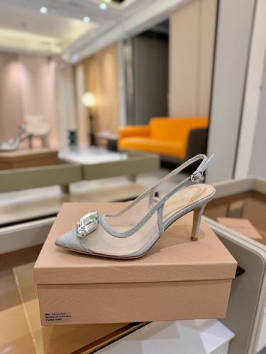 价格P： Gianvito Rossi 2025新款拖鞋 原版开发 顶级版本 代购品质 超美的大宝石高跟凉鞋。大颗宝石璀璨夺目，仿佛把星辰踩在脚下，瞬间成为人群