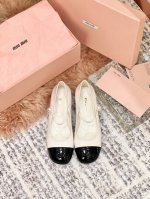 Miu Miu 缪缪 25 早春新品 专柜主打最新走秀款 珍珠扣复古玛丽珍粗跟单鞋火爆上新！ 缪家高货 顶级工艺打造精品质感 超级减龄鞋面：顶级头层小牛漆皮 内