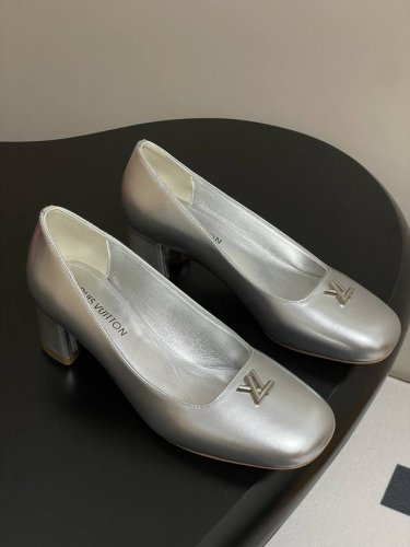 25Ss早春新款Louis Vuitton Lv Swing 高跟鞋最火最新金属跟玛丽珍后空粗跟凉鞋字母标高跟单鞋 选用柔软 皮革塑造易于穿脱的设计，以利落线条