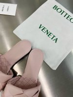 Bv 葆蝶家 春夏 平底大编织拖鞋 蜜桃粉色 编织设计元素 堪称Bv家族设计基因 鞋面采用手工编织 搭配内胆舒适设计 设计感十足 一款彰显个性 潮流神级单品 所