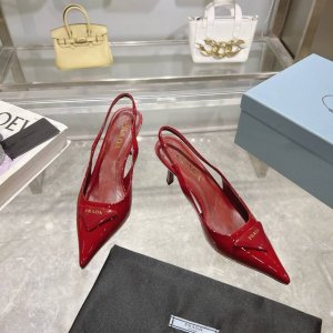 PRADA 普拉达 24 出厂价 专柜走秀款尖头凉鞋 三角扣标 高跟 早春走秀款！鞋面：高定制漆皮面料 内里：进口水染羊皮大底：原版意大利真皮大底 跟高：7.5