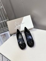 Cl 红底鞋X Maison Margiela 分趾联名款高跟鞋 Maison Margiela 与 Christian Louboutin 推出首个联名鞋履系