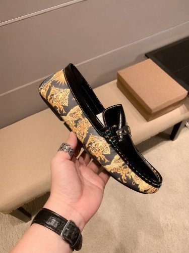 Versace 范思哲 官方旗舰店新款，米兰男时装周走秀款，鞋面进口牛皮+吸汗透气不掉色头层穿着舒适羊皮内里，超滑质感，吸汗透气 ，鞋身logo美杜莎头像高级规