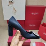 Roger Vivier 225 罗杰维维亚春夏新款Dorsay凉鞋 缎面搭配钻扣，一眼被惊艳到仙女们确定不拿下这款绝美后空凉鞋吗气场妥妥的安排上夏日搭配各种小